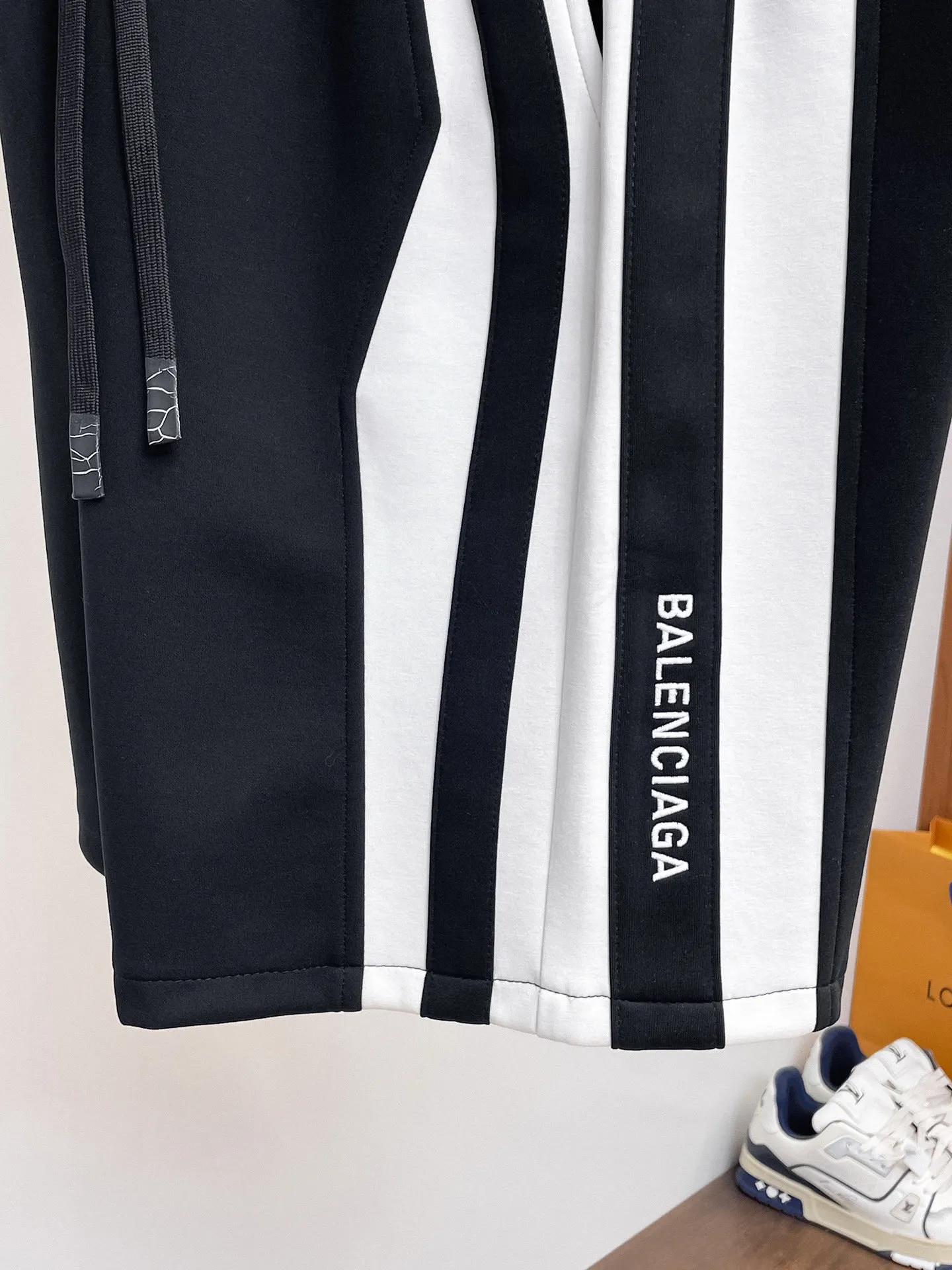 Balenciaga's three-standard complete 2026 summer New Arrival men's casual shorts, advanced custom-made Breathable fabric, Breathable fabric, extremely stretchy and comfortable, impeccable details, top-grade accessories, original logo design concept, delicate and soft feel! The upper body fit is awesome! Size: M-XXXL Please state your height and weight when ordering